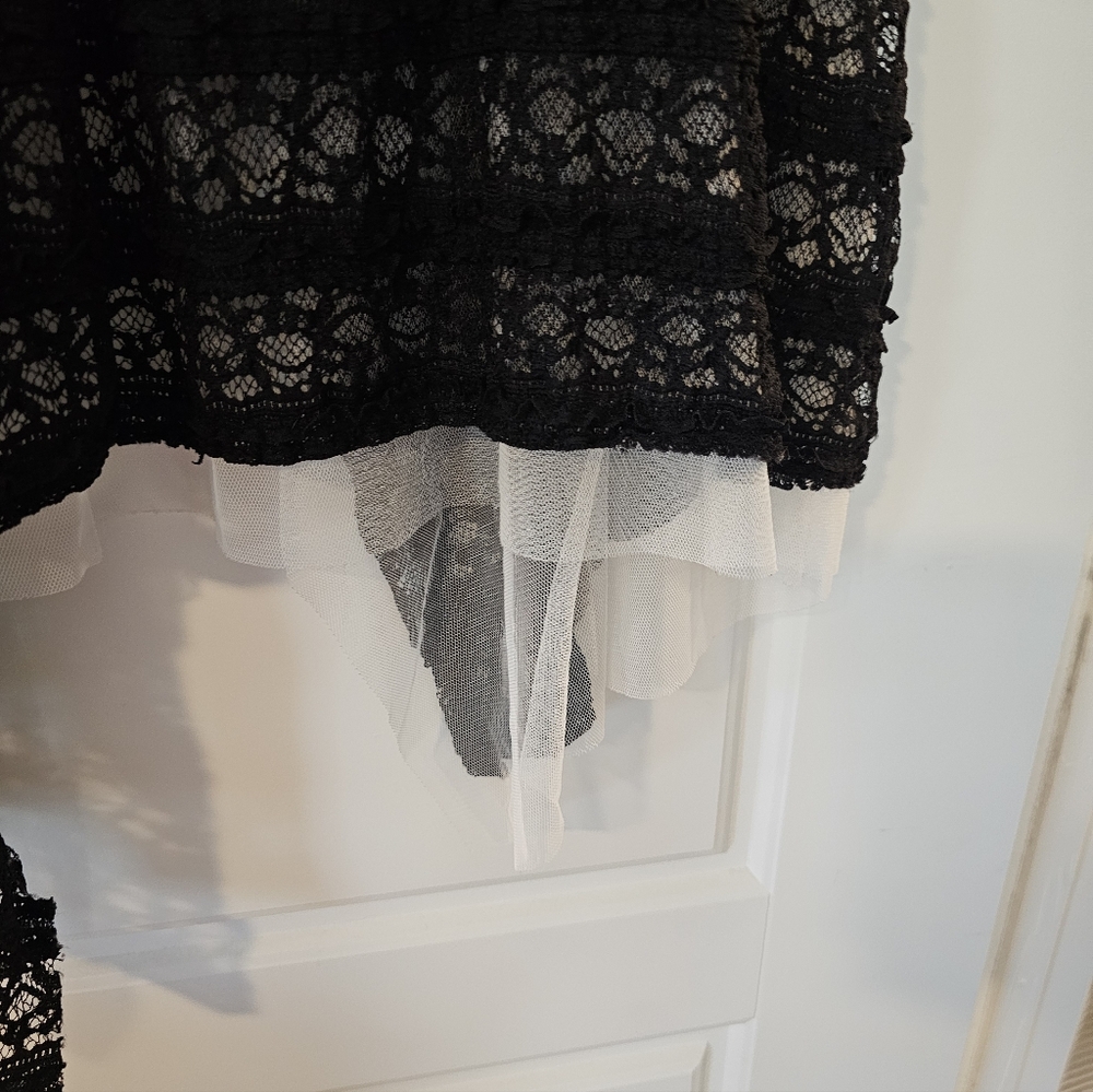 The Style White and Black Lace Vest - Picture 6 of 8